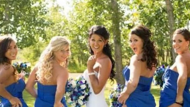 Montrer ses fesses pendant le mariage, la nouvelle tendance des mariées et demoiselles d'honneur ?