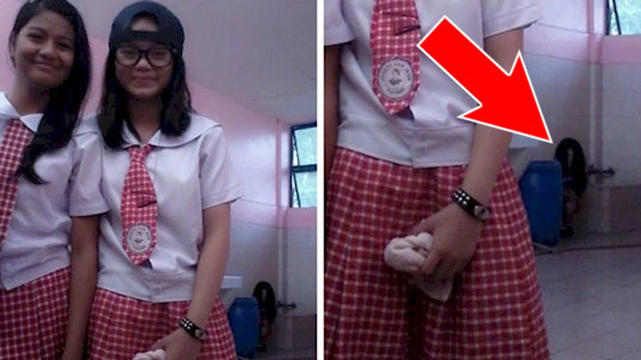 Elles prennent un selfie dans les toilettes de leur lycée mais remarque quelque chose de très étrange