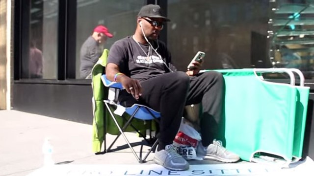 Découvrez Robert Samuel, l'homme qui gagne 4000 euros par mois pour faire la queue