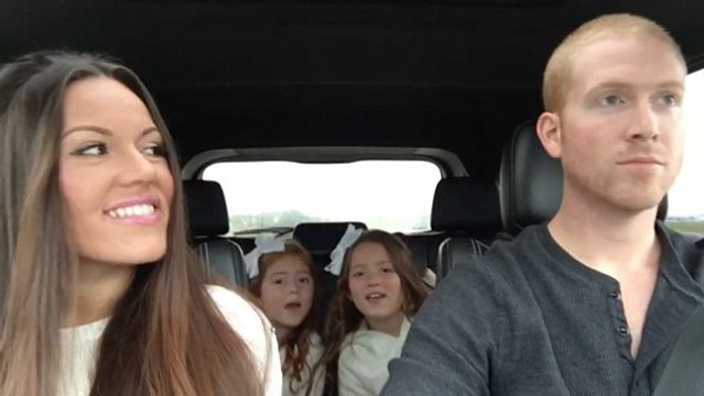 Un couple chante une magnifique chanson pour annoncer l'arrivée de leur bébé