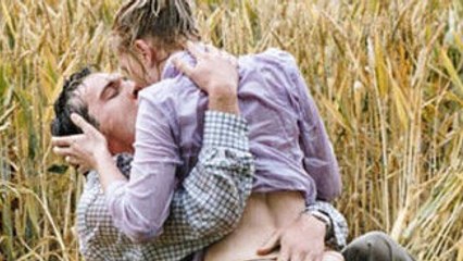 Un couple faisant l'amour en plein air surpris par un feu d'artifice