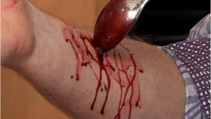 Fabriquez du faux sang pour Halloween en quelques minutes seulement