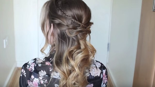 Une coiffure romantique et simple à réaliser pour les cheveux ondulés