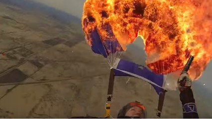 Elle met le feu à son parachute en plein saut
