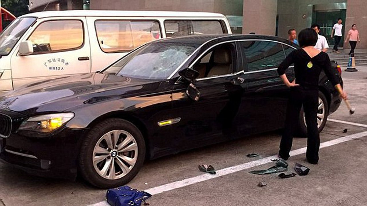 Elle détruit la voiture de son mari infidèle à...