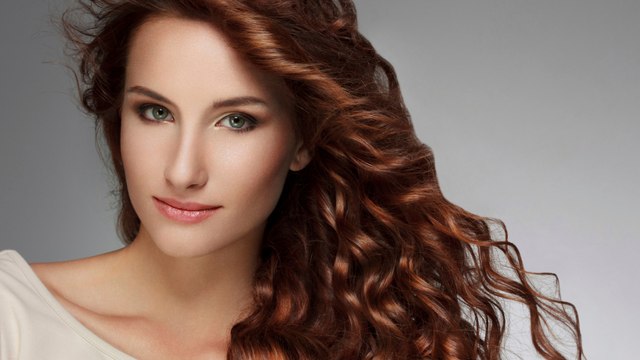 Comment faire des boucles sans fer à boucler ? Cette femme a trouvé une technique hallucinante