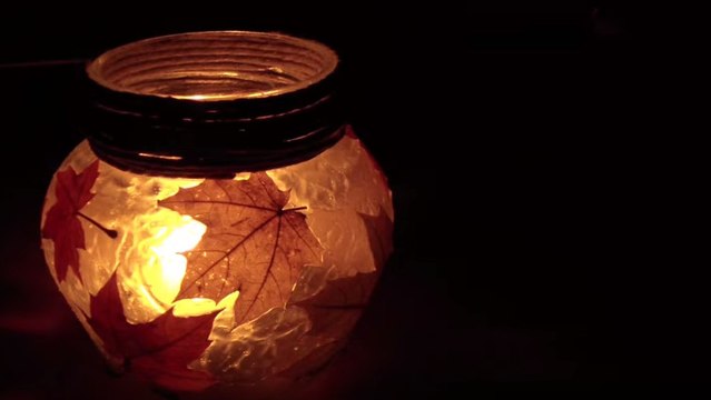 Une lanterne décorative aux couleurs de l'automne, c'est très facile à faire, la preuve !