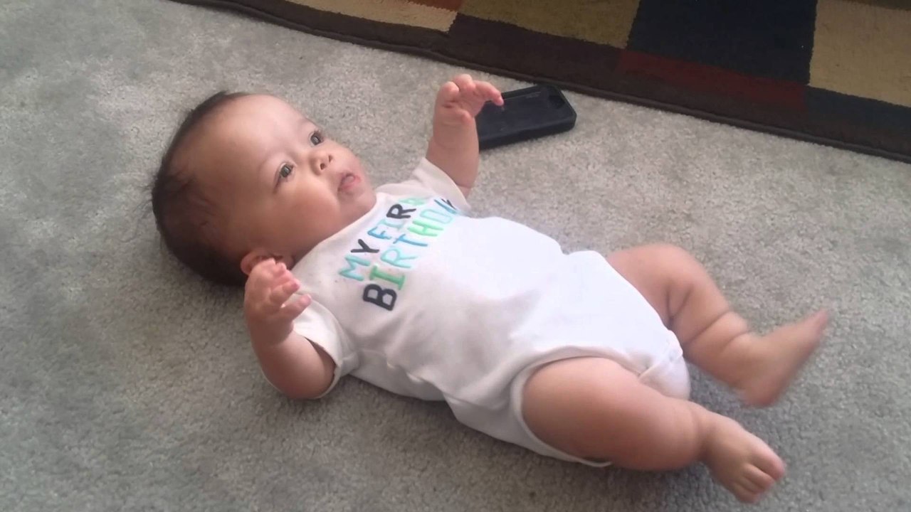 Quand cet adorable bébé entend de la musique... regardez ce qu'il fait !