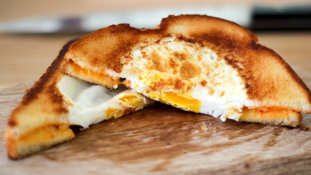 Cette tartine pour le petit-déjeuner est très facile à faire. Et elle va plaire à tous les gourmands