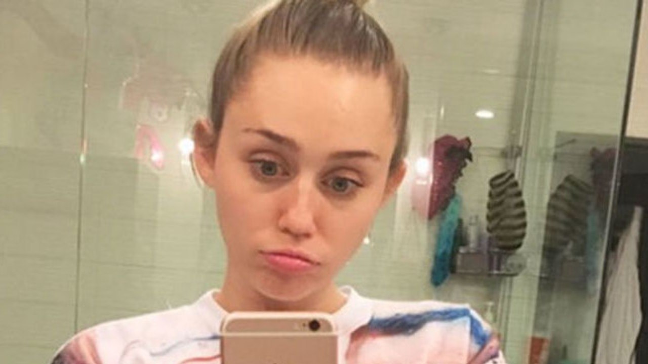 Miley Cyrus s'arrache les cils avec un recourbe-cils et met en garde contre l'appareil