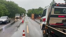 Caminhão carregado com mandioca tomba na rodovia PRC-272, perto de Iporã