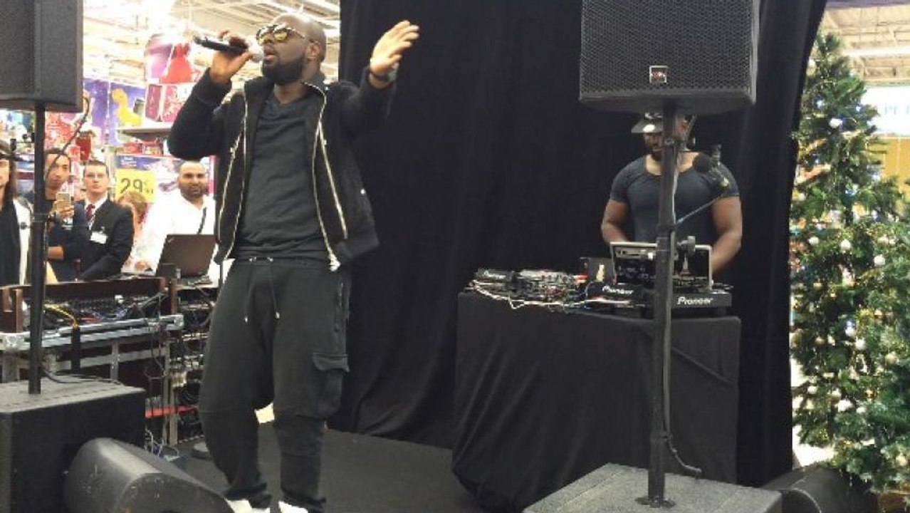 Maître Gims improvise un concert dans un Carrefour de Nantes