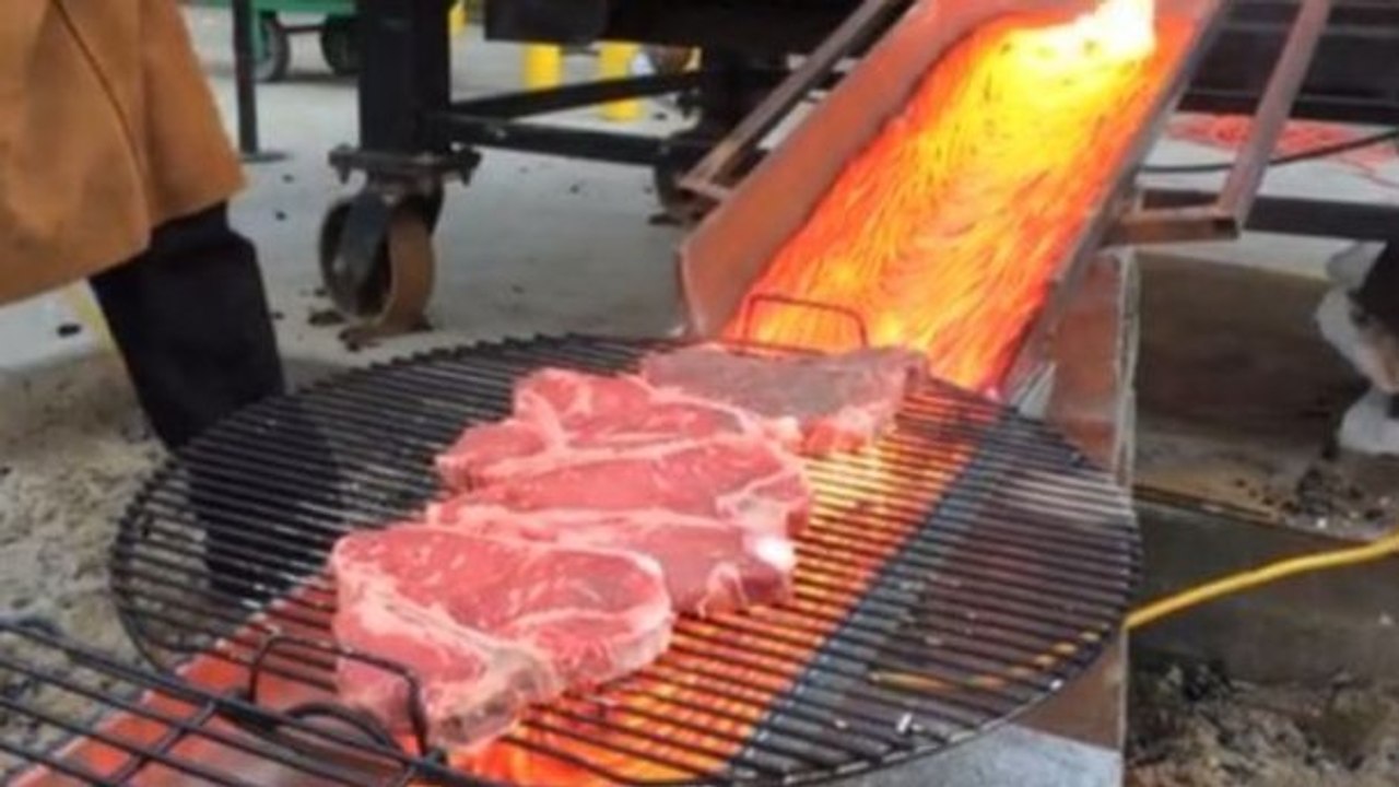 Des étudiants préparent un barbecue avec de la lave