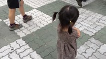 Cette petite fille fait le plus adorable des boudins à son papa !