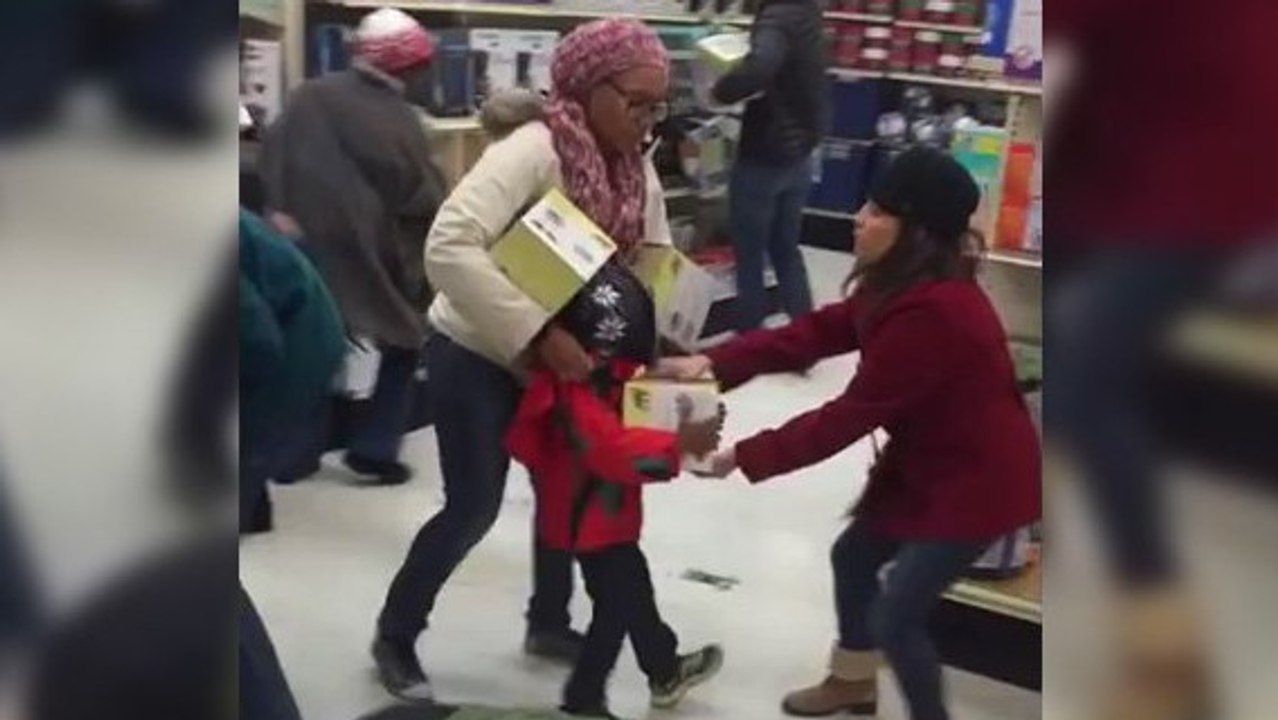 Black Friday : une cliente arrache un jouet des mains d'un enfant