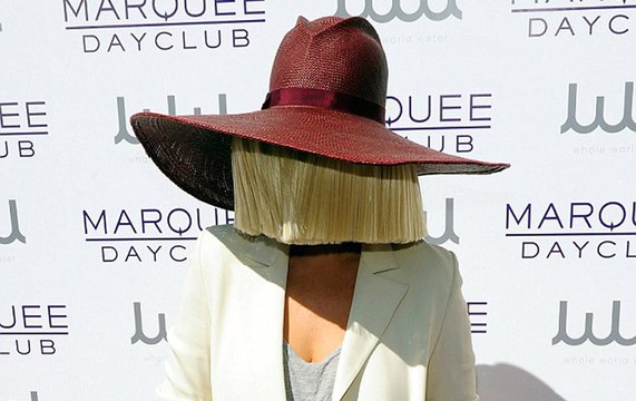 Sia : la chanteuse explique à Ellen Degeneres pourquoi elle porte toujours sa perruque et cache son visage