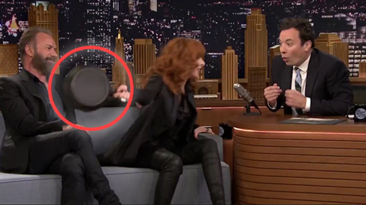 Mylène Farmer assomme Jimmy Fallon avec une poêle à la télé !