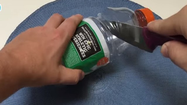 En découpant une bouteille, il réalise une fermeture très pratique pour les sachets en plastique