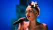 Noël 2015 : Miley Cyrus chante Silent Night pour Bill Murray à la télévision