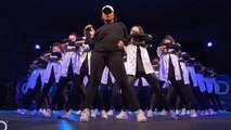 30 danseuses réalisent une chorégraphie parfaitement synchronisée