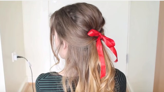 Cette coiffure de fêtes est très simple à réaliser. Vous allez l'adorer