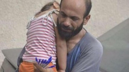 L'histoire de cet homme qui vend des stylos dans la rue avec sa fille est bouleversante