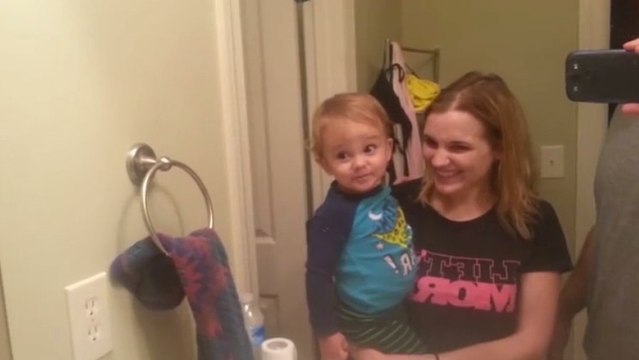 Un bébé vraiment mort de rire lorsqu'il découvre qu'il peut hausser des sourcils