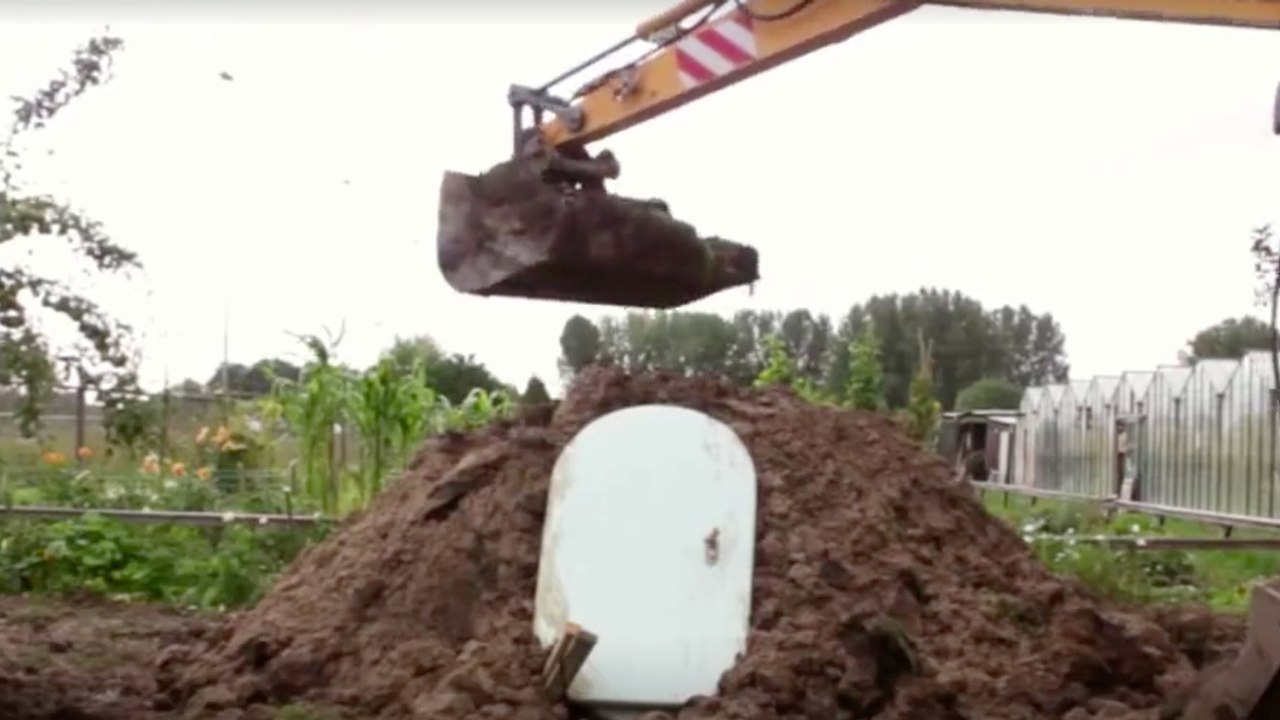 Elle ouvre cette porte blanche en plein milieu de son jardin. Vous ne devinerez jamais ce qu'il y a derrière !