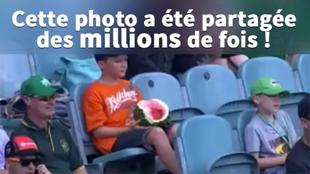 Un jeune garçon mange une... pastèque dans les gradins d'un match et fait le buzz