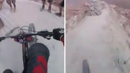 VTT: la descente incroyable de ce rider à flanc de montagne !