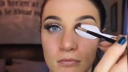 Cette fille réalise un superbe maquillage des yeux à l'aide d'un outil étonnant !