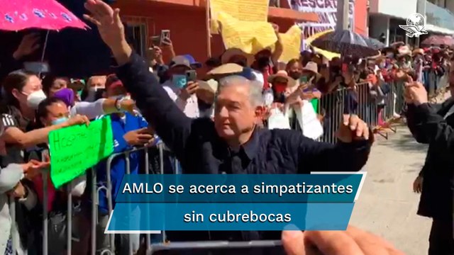 Entre abrazos, besos, “El Rey” y firmas de su libro, AMLO “se deja querer” en Hidalgo