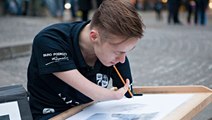 Né sans bras, il a voulu assouvir sa passion : le dessin. Et ce qu'il fait est magnifique !