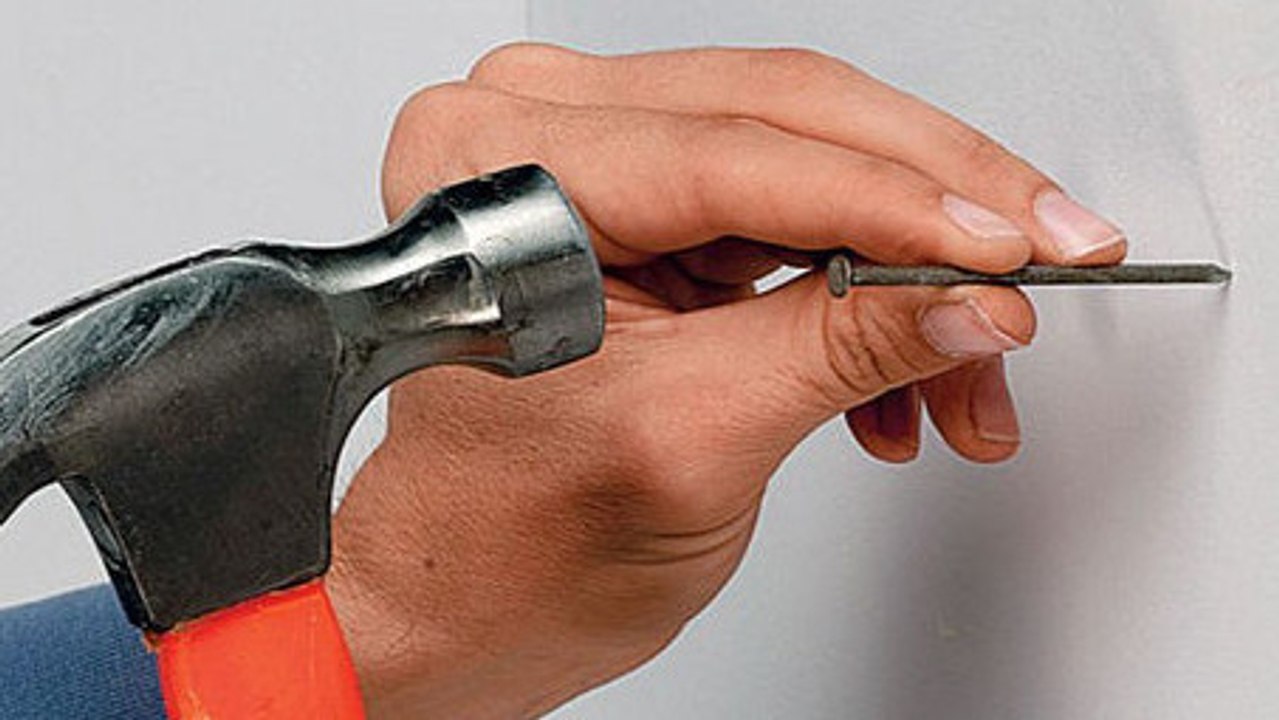 Comment planter un clou sans se blesser ?