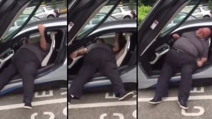 Un homme obèse n'arrive pas à sortir de sa voiture