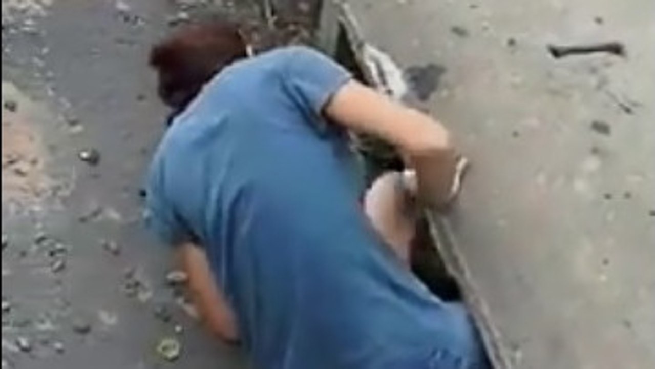 Cette femme a fait preuve de courage en se glissant dans les égouts pour sauver un chaton piégé