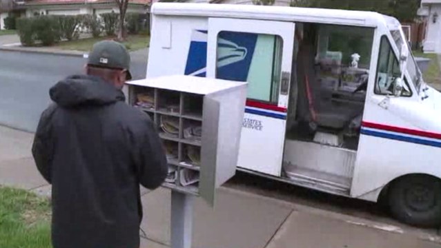 Ce facteur entend un bruit étrange derrière la porte et appelle immédiatement les secours