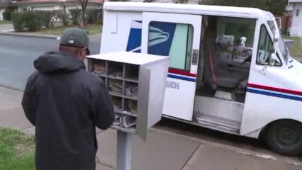 Ce facteur entend un bruit étrange derrière la porte et appelle immédiatement les secours