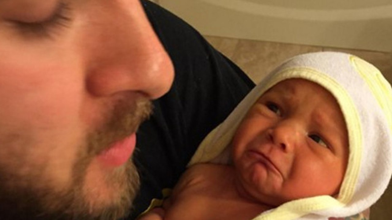 Un homme tombe sur cette photo d'un père et de sa fille sortant du bain. Ce qu'il a vu l'a immédiatement alerté