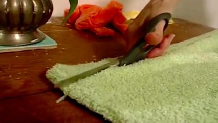 Elle fabrique un tapis de bain avec de vieilles serviettes ! (Vidéo)