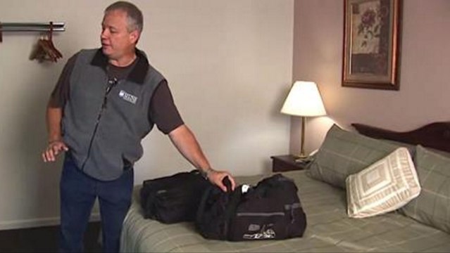 Un homme donne ses conseils infaillibles pour repérer les punaises de lits dans les chambres d'hôtels