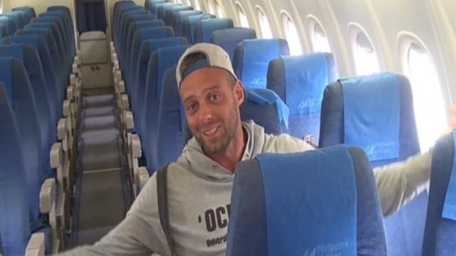 Il se retrouve seul à voyager dans un avion. Quand il découvre la raison, il saute de joie !