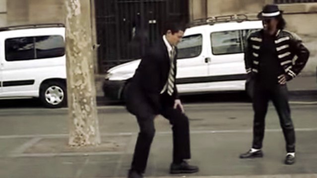 Il croise un homme déguisé en Michael Jackson. Le résultat ? Une danse épique !