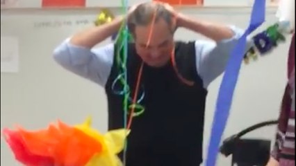 Il n'a pas fêté son anniversaire depuis 10 ans. Ses élèves lui ont réservé la plus belle des surprises