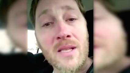 Il entend une conversation entre un père et son fils, puis il fait une terrible confession