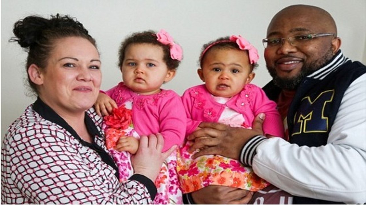 Ces vraies jumelles sont les premières d'Angleterre nées avec une couleur de peau différente