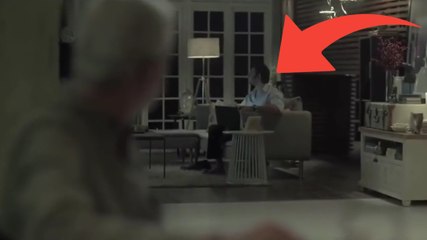 Sa fille quitte la pièce. Il se retourne, regarde son gendre et découvre la triste vérité