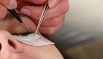 Extensions de cils : une méthode dangereuse pour les yeux ?