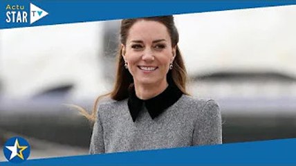Kate Middleton : ce look d'écolière chic pour une rare visite à trois avec Charles et Camilla