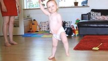 Il sait à peine marcher mais dès qu'il entend de la musique, ce bébé se met à danser